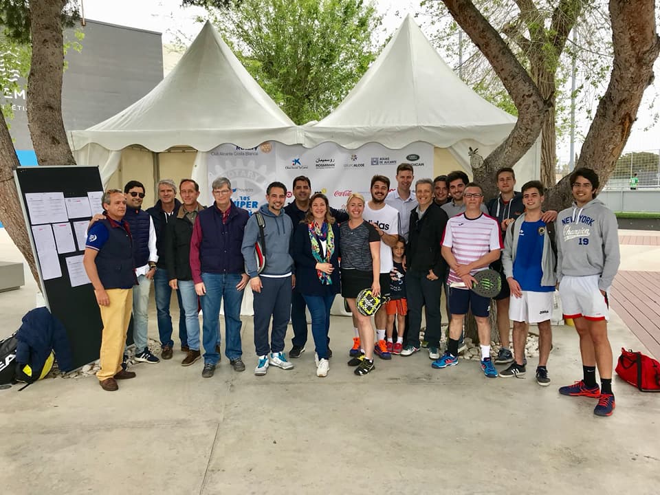 Patrocinadores, participantes y concejales del V Torneo Benéfico de Pádel …